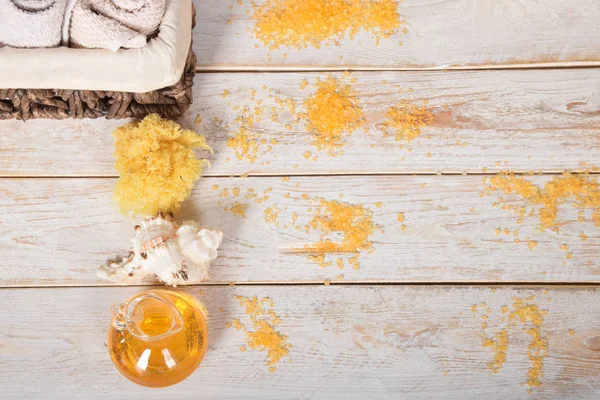 meyve banyo tuzu ile zeytinyağı ve doğal sabun yanındaki gri