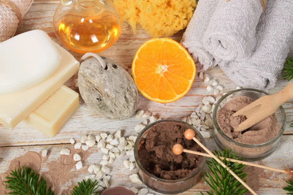 Подарок с натуральным мылом и грязью на теле с апельсиновым ароматом — стоковое фото