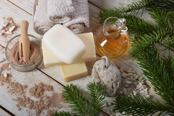 Bal ve vücut yağı ve bir kozmetik yüz ma ile gri doğal sabun