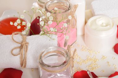 Gül banyo tuzu dinlenmek için ve yüz kremi ve r ile ayaklar için