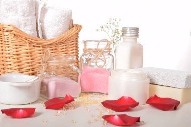 Beyaz temiz bir havlu ile banyo kozmetik doğal gri sabun w ile