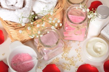 Gül banyo tuzu dinlenmek için ve yüz kremi ve r ile ayaklar için