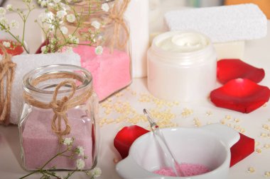 Gül banyo tuzu dinlenmek için ve yüz kremi ve r ile ayaklar için