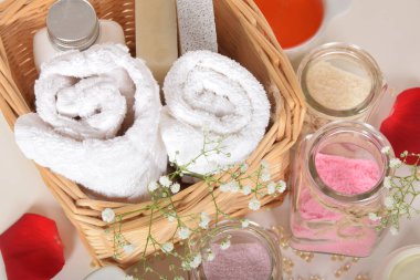 Beyaz temiz bir havlu ile banyo kozmetik doğal gri sabun w ile