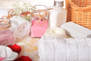 Beyaz temiz havlu, yüz kremi gül yaprakları ile ve doğal bir foo