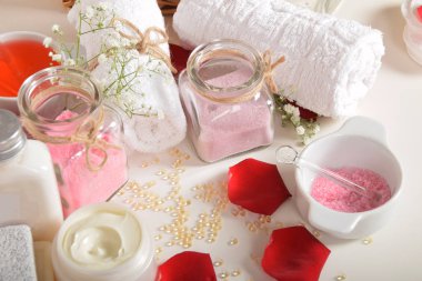 Gül banyo tuzu dinlenmek için ve yüz kremi ve r ile ayaklar için