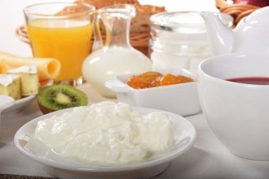 bir grandmothe için meyveli sıcak çay ile kremsi beyaz krem peynir