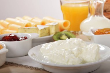 f bir büyükannesinin kahvaltıda kremsi beyaz krem peynir