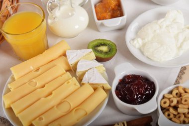 portakal suyu ve reçel şeftali ile kremsi beyaz krem peynir 