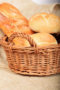 Susam ile taze pişmiş sıcak rulo tam bir hasır sepet