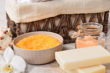 Turuncu banyo tuzu gri pembe orkide ve mumlar