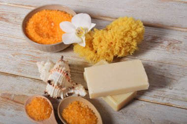 meyve banyo tuzu ile zeytinyağı ve doğal sabun yanındaki gri