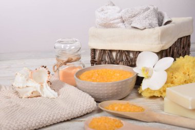 meyve banyo tuzu ile zeytinyağı ve doğal sabun yanındaki gri