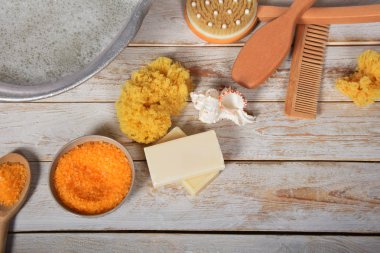 bir büyük annemin metal kase tuz f ile yanındaki gri doğal sabun