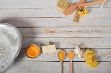 bir büyük annemin metal kase tuz f ile yanındaki gri doğal sabun