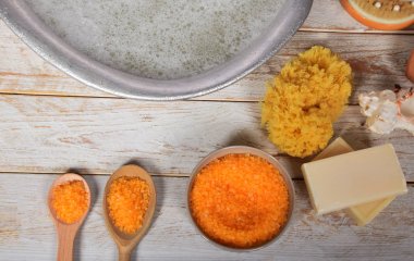 bir büyük annemin metal kase tuz f ile yanındaki gri doğal sabun