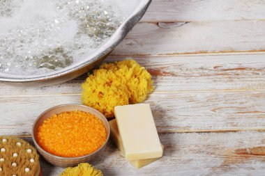 bir büyük annemin metal kase tuz f ile yanındaki gri doğal sabun