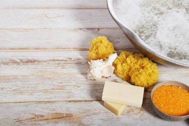 bir büyük annemin metal kase tuz f ile yanındaki gri doğal sabun