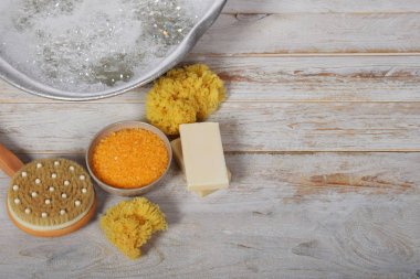 bir büyük annemin metal kase tuz f ile yanındaki gri doğal sabun