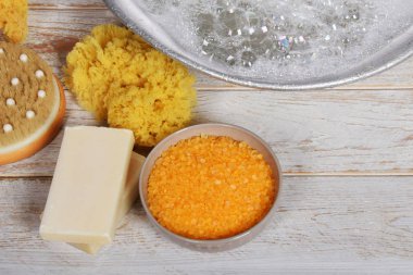 bir büyük annemin metal kase tuz f ile yanındaki gri doğal sabun