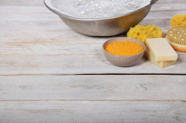 bir büyük annemin metal kase tuz f ile yanındaki gri doğal sabun