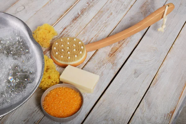 bir büyük annemin metal kase tuz f ile yanındaki gri doğal sabun