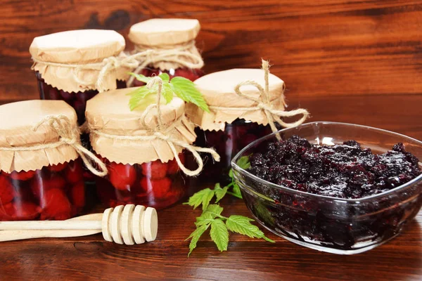 Marmellata blu fatta in casa con zucchero e miele buono per il colle invernale — Foto Stock