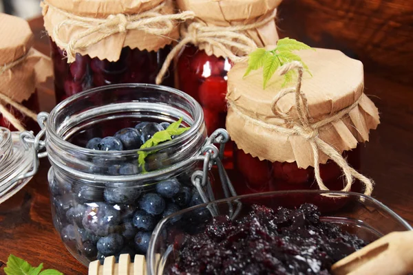 Marmellata blu fatta in casa con zucchero e miele buono per il colle invernale — Foto Stock