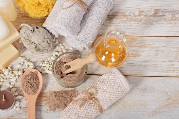 temiz havlu gri sabun ve kakao maske yüz için ve bir 