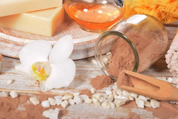 Chocolade masker voor gezicht en decolleté in de home spa — Stockfoto