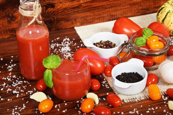 Succo di pomodoro fresco piccante con peperone colorato e basilico gratis — Foto Stock