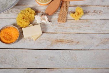 banyo tuzu kabuk yanında doğal sabunla zeytinyağı ve gri