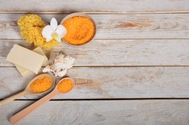 meyve banyo tuzu ile zeytinyağı ve doğal sabun yanındaki gri