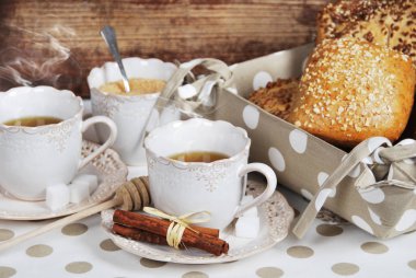 taze gevrek çörekler ile lots-in kamışı ile sıcak tatlı bitkisel çay