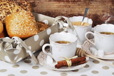 taze gevrek çörekler ile lots-in kamışı ile sıcak tatlı bitkisel çay