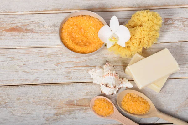 meyve banyo tuzu ile zeytinyağı ve doğal sabun yanındaki gri