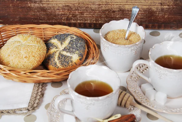 retro çörekler ve bir noktalı taze gevrek topları ile sıcak çay 