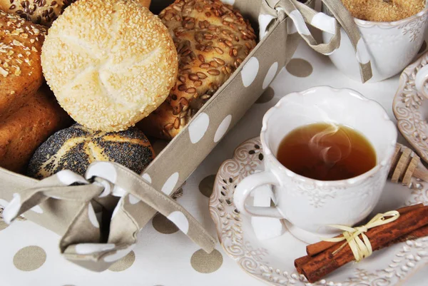 Chá de ervas doces quentes com scones crocantes frescos com muita cana — Fotografia de Stock