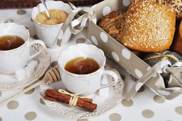 Tisane sucrée chaude avec des scones croquants frais avec beaucoup de canne — Photo