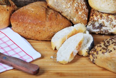 susam tohumu, keten tohumu ve kabak ile taze buğday ve çavdar ekmeği 