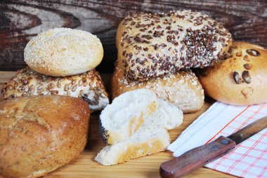 susam tohumu, keten tohumu ve kabak ile taze buğday ve çavdar ekmeği 