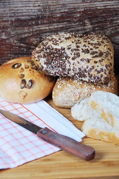 Panini freschi di frumento e segale con semi di sesamo, semi di lino e zucca — Foto Stock