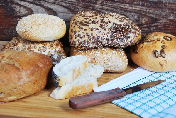 Panini freschi di frumento e segale con semi di sesamo, semi di lino e zucca — Foto Stock