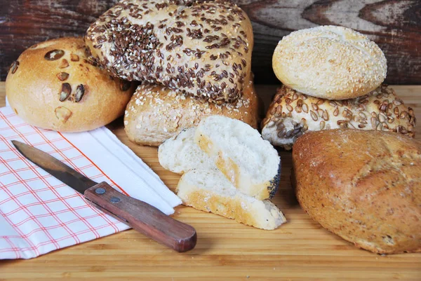 Panini freschi di frumento e segale con semi di sesamo, semi di lino e zucca — Foto Stock