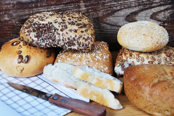 Panini freschi di frumento e segale con semi di sesamo, semi di lino e zucca — Foto Stock