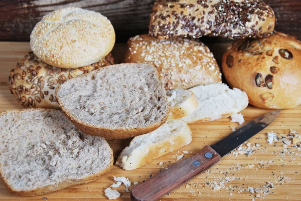 Panini freschi di frumento e segale con semi di sesamo, semi di lino e zucca — Foto Stock