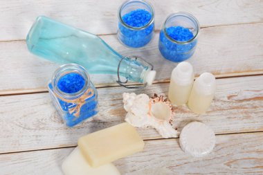 Deniz kabuklu ve mavi banyo tuzu ve mi ışık mavi cam şişe