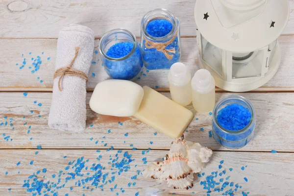 Sal de banho de sal refrescante com sabão cinza e mini shampoo mini h — Fotografia de Stock