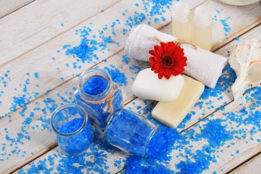 Kırmızı gerber çiçek ile deniz tuzu banyo ve mini şampuan için mavi bir