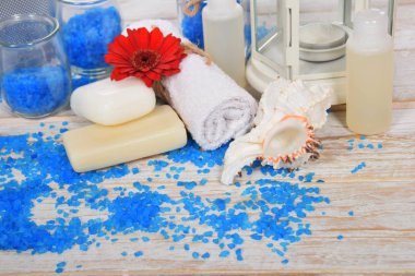 Kırmızı gerber çiçek ile deniz tuzu banyo ve mini şampuan için mavi bir